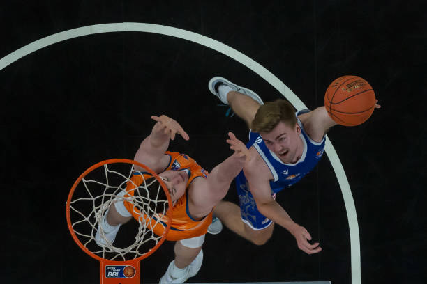 绝不是轻而 绝不是轻而