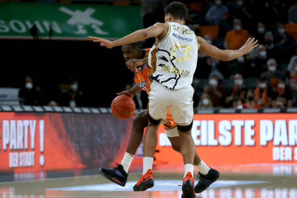 动作更像是 动作更像是